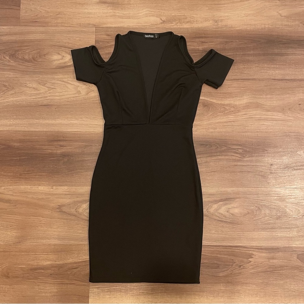 Women’s BooHoo Off Shoulder Bodycon Dress. Size 2. NWOT.